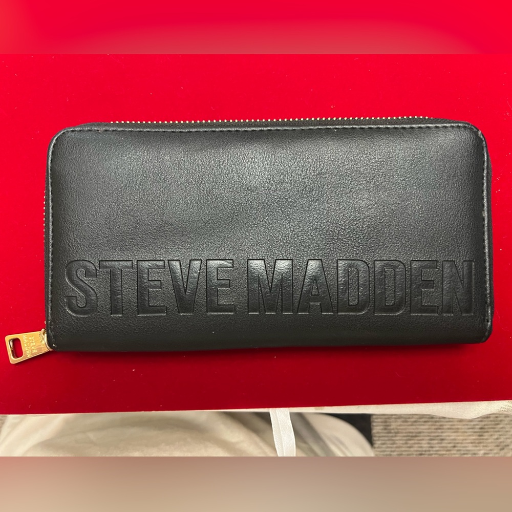 Steve Madden Black and Gold Zipper Wallet